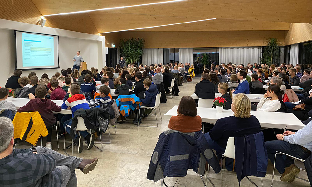 Dr. Christian Schwarz etwa präsentierte den Naturwissenschafts-Zweig am Mittwochabend für Eltern und Schüler.