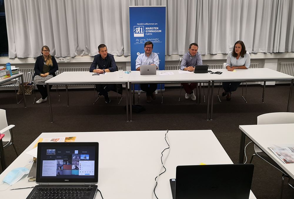Elterninfo geht auch virtuell, am Klassenelternabend nahmen u.a. Teil (v.l.): Lisa Malchi-Schneck, Kurt Riedl, Schulleiter Christoph Müller, Matthias Spanrad und Maria Rauscher.
