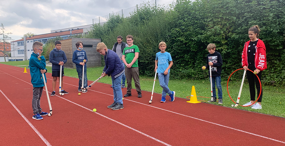 Volle Konzentration war am Mittwoch zum Start der meisten Projekte bei den Golfern rund um Lehrer Matthias Geier (Mitte Hintergrund) gefragt.