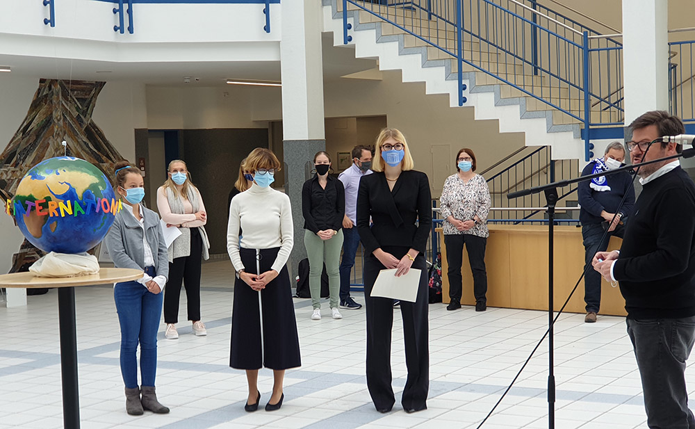 Ein Wahrzeichen für unsere Internationalität am MGF übergab am Mittwochvormittag Abiturientin Elena Goldhofer (2.v.r.) stellvertretend an Schulleiter Christoph Müller (rechts) und Ursula Schwoerer.