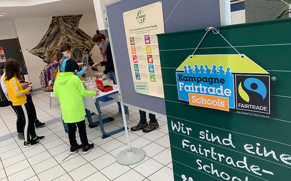 Schokolade naschen und gleichzeitig etwas Gutes tun – das war am Donnerstag beim Fairtradeverkauf in der Aula möglich. Viele nutzten das Angebot.