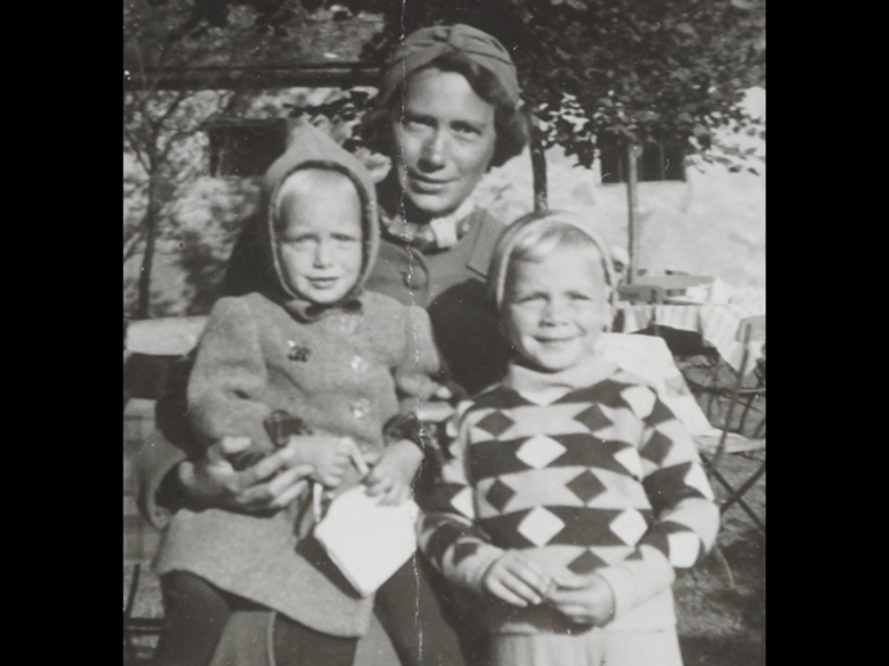 Einen bewegenden Einblick bekamen die Schülerinnen und Schüler der neunten Jahrgangsstufe vom Bericht eines Weltkriegszeitzeugen. Das Foto zeigt Heiko Lorenzen mit Mutter und Schwester.