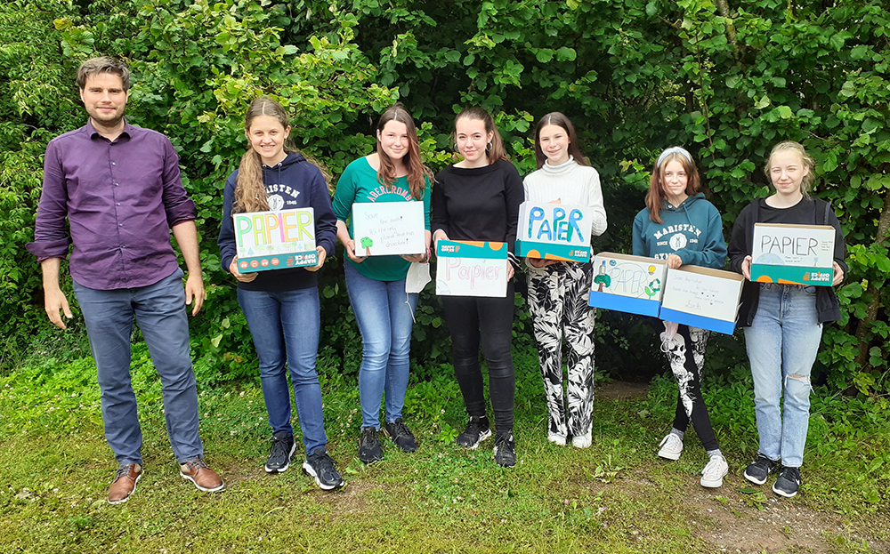 Lehrer Stefan Popp mit seinem Unesco-Team: Finja Angerbauer, 8b; Anastasia Kremer, 8b; Christina Oberhofer, 8b; Kim Tschigor, 8a; Stephanie Zeidler, 8a; Felicia Zeilhofer, 8b.