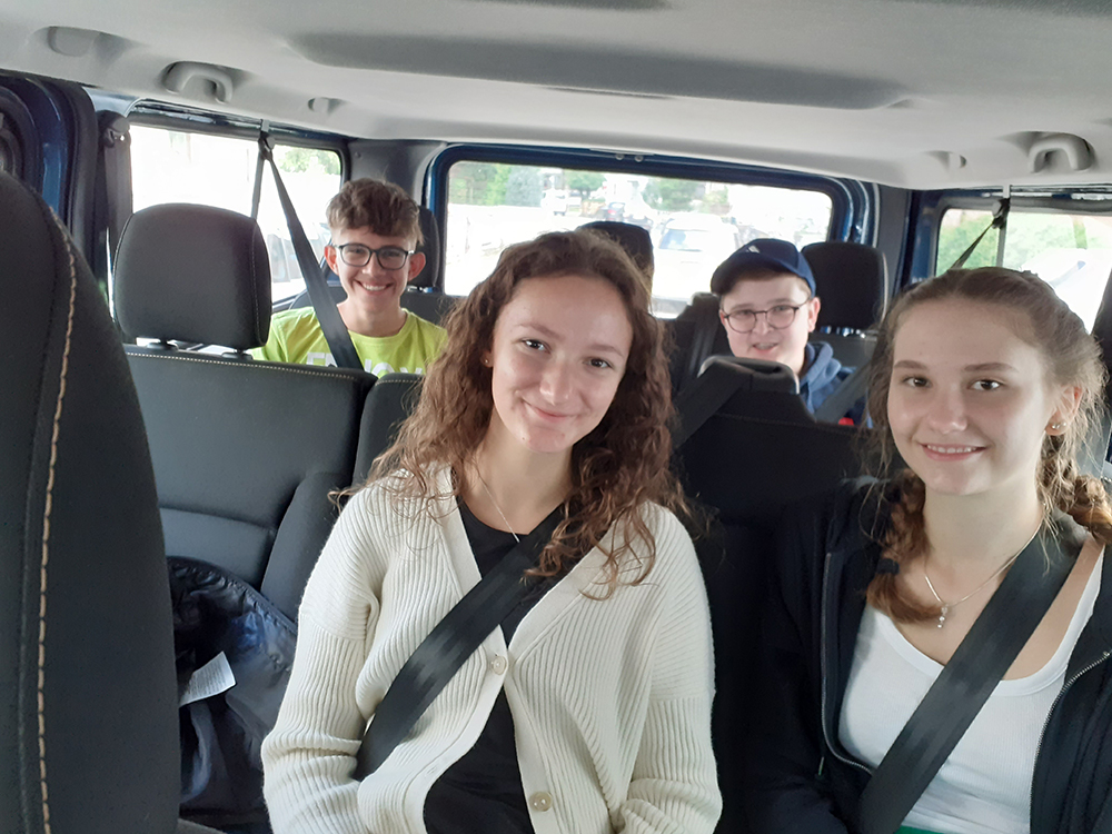 Auf dem Weg nach Frankreich zum Geburtsort von Marcellin Champagnat sind die Schülerinnen und Schüler unseres Maristen-Teams.