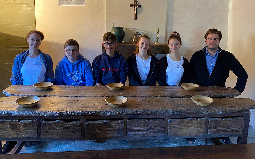 Am Tisch von La Valla nahmen die Mitglieder unseres Mairisten-Teams während der Reise zu den Ursprüngen des Ordens Platz.