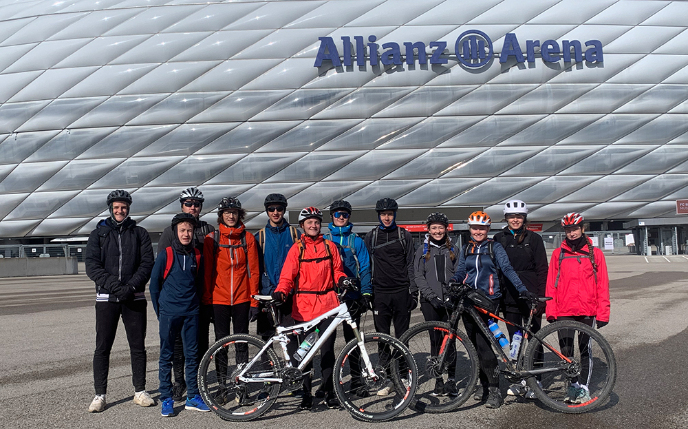 Vor der weltbekannte Allianz Arena versammelten sich unsere MGF-Alpencrosser bei ihrem Trainingsauftakt zum Gruppenfoto.
