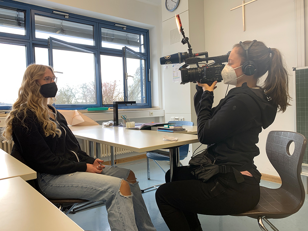 Michelle Appelon aus der Klasse 9b wurde am Dienstag von der Abendschau-Reporterin Anne-Lena Schug interviewt.
