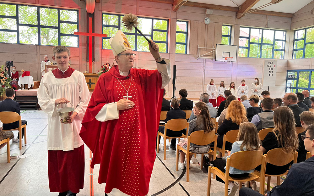 Weihbischof Dr. Josef Graf war am vergangenen Freitag zur Firmung zu Besuch am Maristen-Gymnasium Furth.