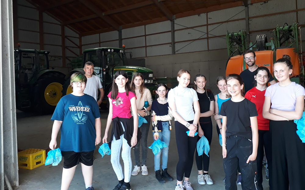 Einen landwirtschaftlichen Betrieb besichtigten die Schülerinnen und Schüler der Projektgruppe 