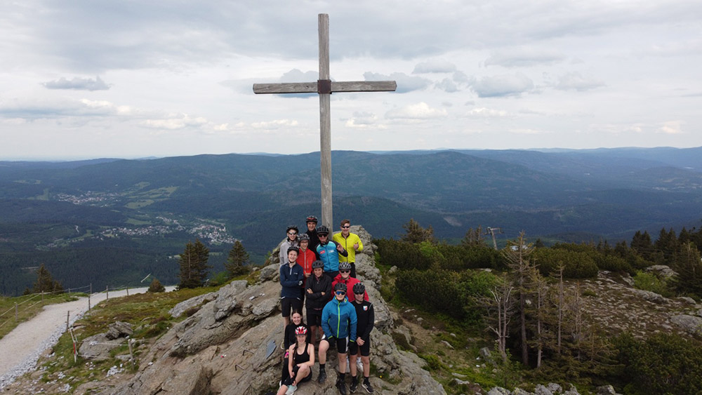 Bis auf den Gipfel des Großen Arbers radelten am Dienstag die Schülerinnen und Schüler des Alpencross-Seminars.