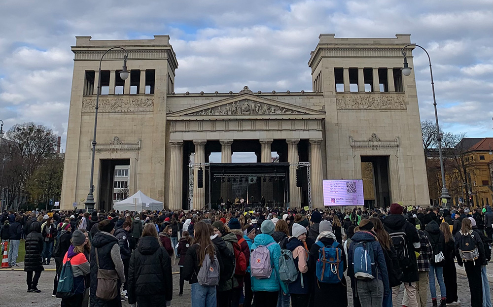 Am Münchner Königsplatz fand am Mittwoch eine Kundgebung statt, die auf die Situation der Privatschulen in Bayern aufmerksam machen wollte.