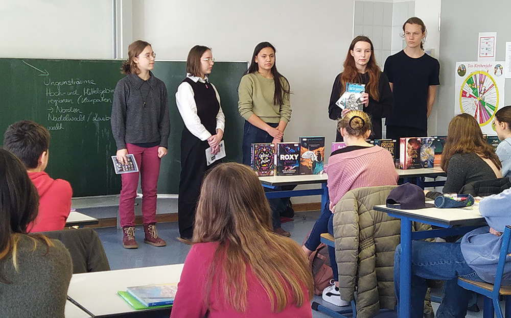 Die Mitglieder des MGF-Leseclubs stellten die zur Wahl stehenden Bücher in den verschiedenen Klassen vor.