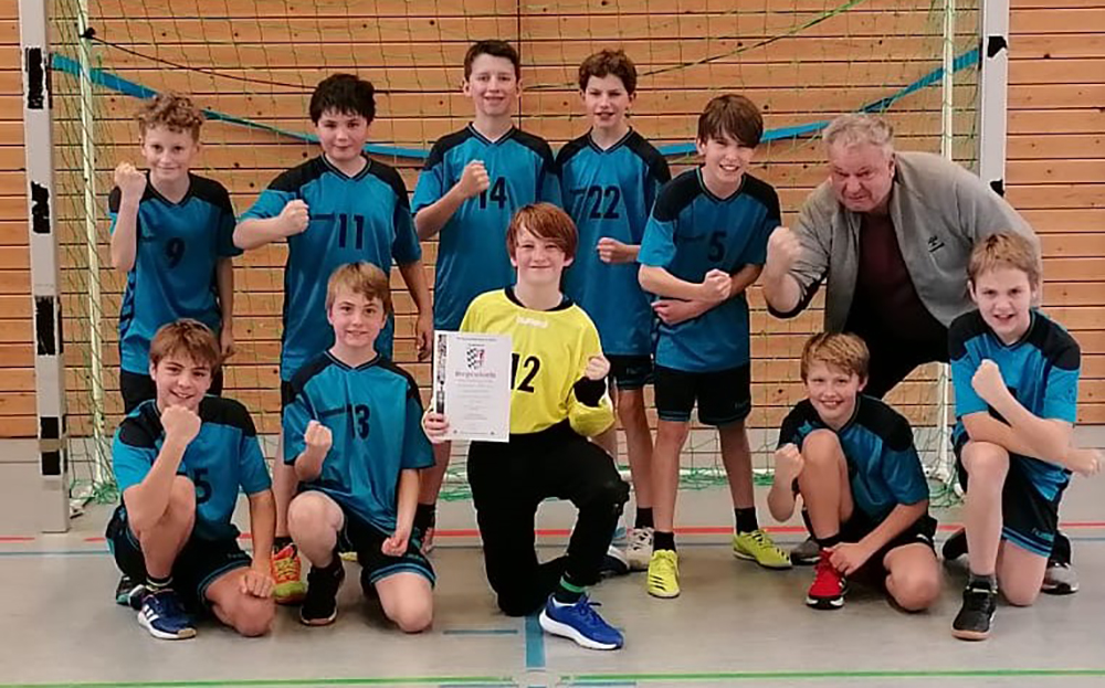 Trotz eines Sieben-Meter-Krimis trotzdem stolz auf das Erreichte beim Turnier waren unsere Handballjungs um Coach Frieder Goes.