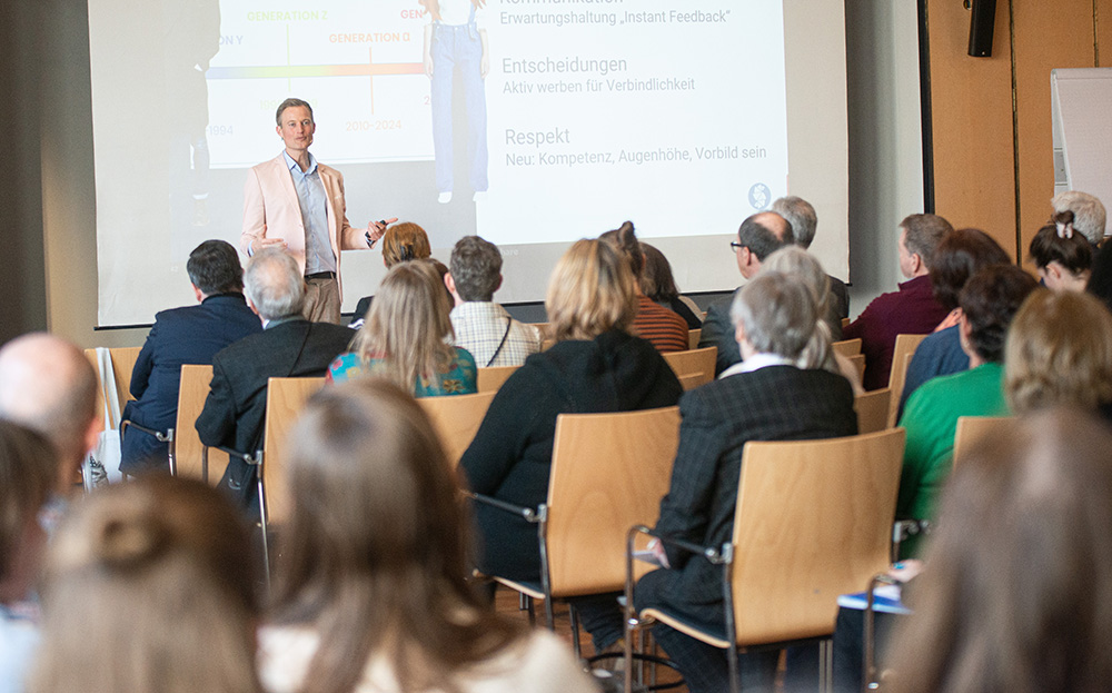 Jugend-Forscher Simon Schnetzer führte die Teilnehmenden durch den Tag des Bildungskongresses des KSW in Nürnberg.