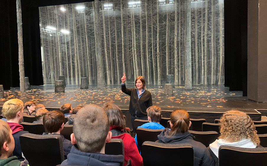 Katharina Osterhammer (Mitte) führte unsere Schülerinnen und Schüler durch das neue Volkstheater.