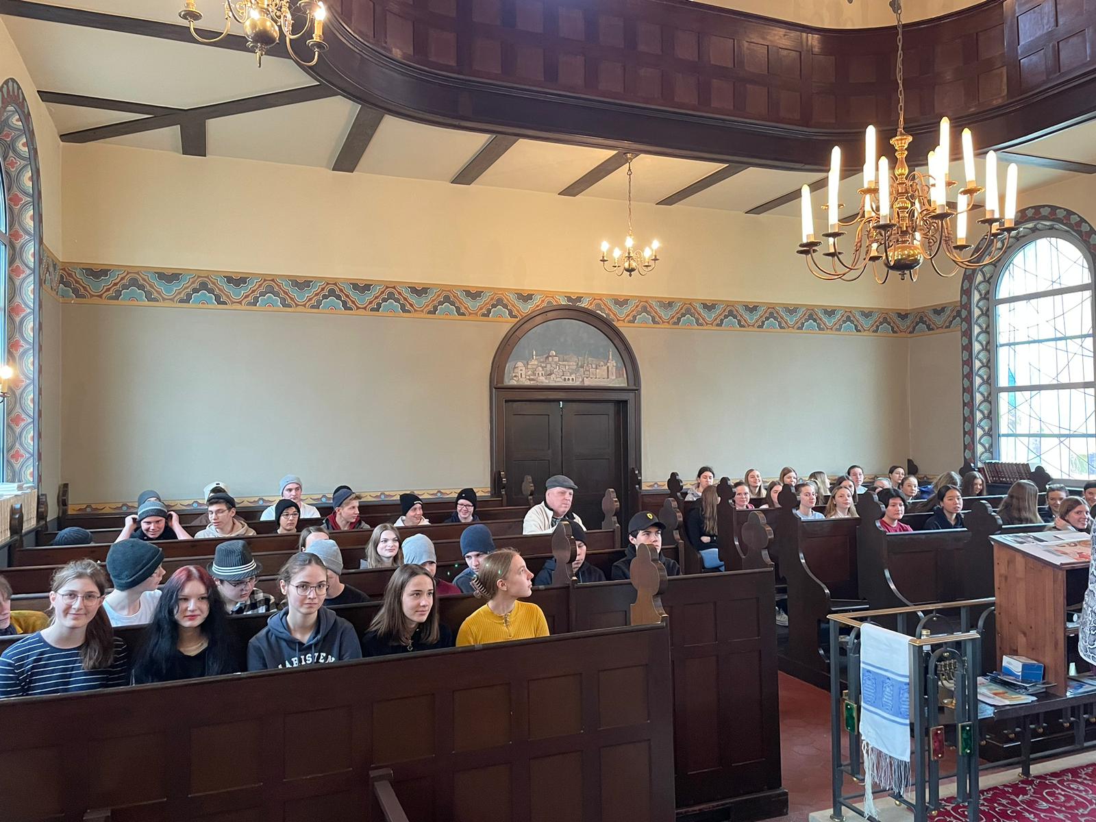 Viel Wissenswertes über den jüdischen Glauben erfuhren die Schülerinnen und Schüler der 9. Jahrgangsstufe beim Besuch der Synagoge in Straubing.