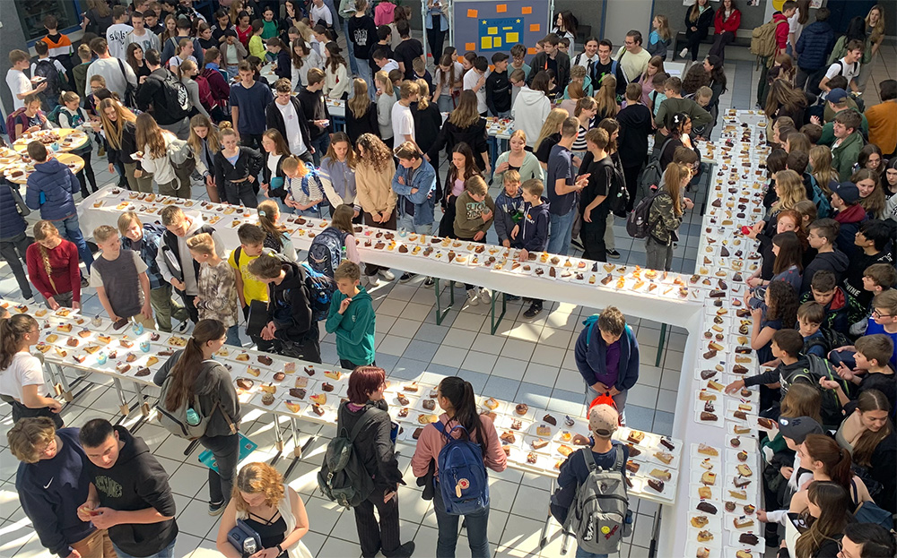 Riesig war der Andrang heute Vormittag, als es galt, eines der 691 Stück Kuchen zu ergattern.