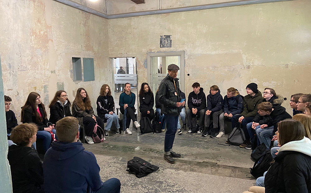 Eine be-eindruckende und be-drückende Führung bekamen die Schülerinnen und Schüler der 9. Klassen durch die Gedenkstätte in Dachau.
