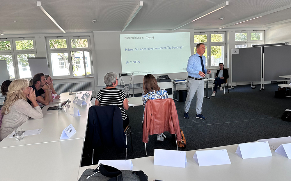 Peter Brendel (Mitte, stehend) leitete von Mittwoch bis Freitag das Pilot-Seminar nur Selbstbeurteilung am Gymnasium im Schulungszentrum Kloster Furth.