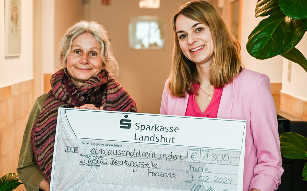 Lehrerin Eva Alfranseder (rechts) übergab die 1300 Euro Spenden an Frau Lange von der Beratungsstelle Horizont.