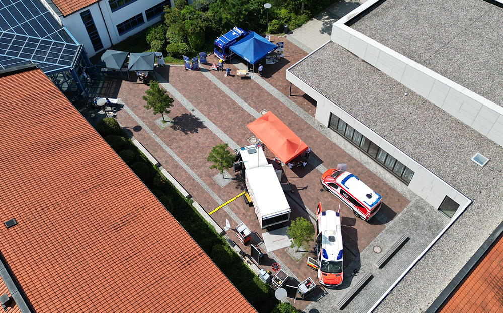 Beispielsweise THW und Rotes Kreuz waren mit Fahrzeugen beim Ehrenamtstag zu Besuch.