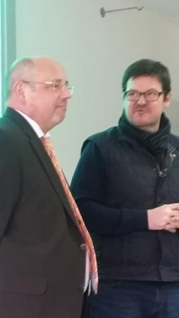 Schulleiter Christoph Müller begrüßt Reinhard Pfaffel von der Bundesbank.