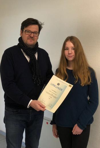 Schulleiter Christoph Müller gratulierte Luisa Mayer zu ihrem Erfolg beim Landeswettbewerb.
